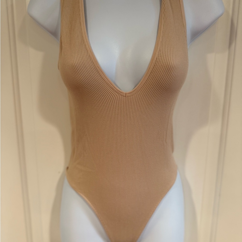 🌟Urban outfitters Ribbed Sleeveless V-Neck Bodysuit - Nude - NEW✨